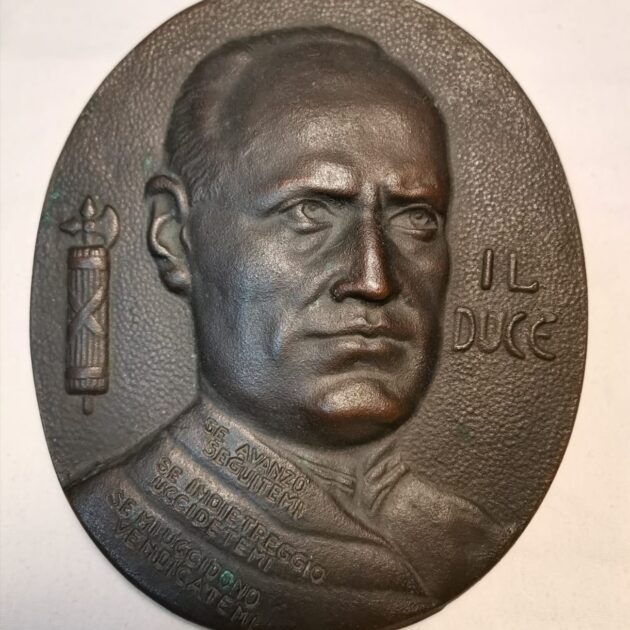 Placca ovale in bronzo del Duce